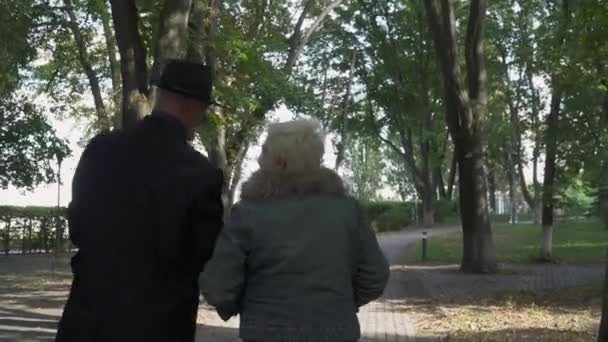 Couple adulte marchant à l'extérieur . — Video