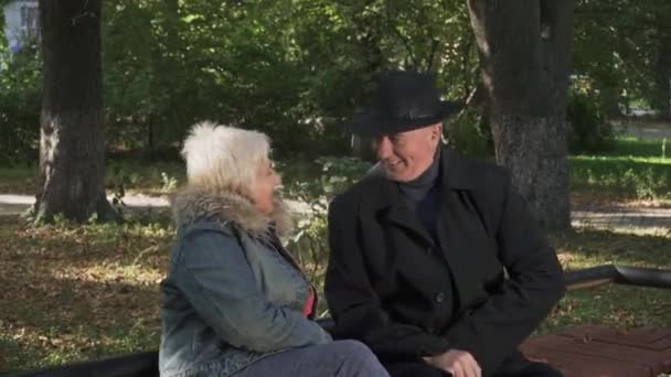 Зрелый мужчина и женщина знакомятся в парке — стоковое видео