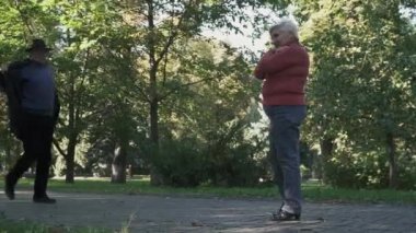 Olgun adam ceketinin bir kadınla hisse.