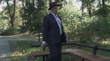 Takım elbiseli bir iş sarhoş parkta yaşlı adam