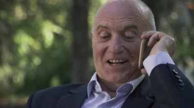 Yetişkin busibessman görüşmeler telefonla