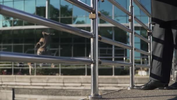 Piernas de un hombre caminando sobre un puente — Vídeos de Stock