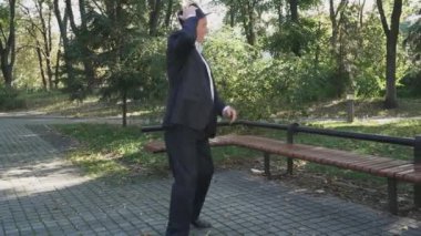 Tezgah ve üzerinde parkta sonbahar sarhoş adam gelir