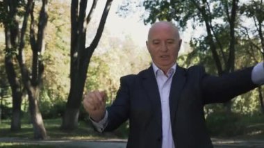 İş takım elbiseli yetişkin adam saatine bakar