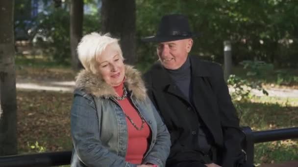 Hermosa pareja adulta charlando en el parque — Vídeo de stock