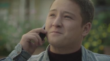 telefonda konuşurken neşeli genç adam