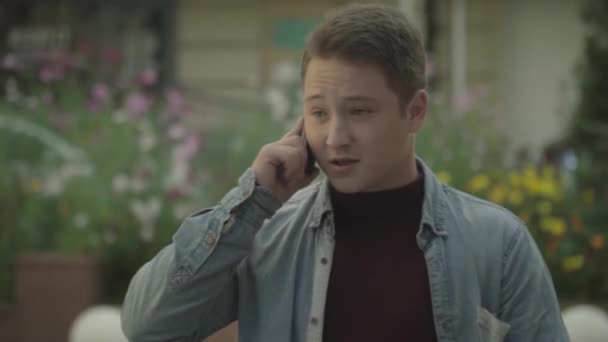 Stilig Ung Man Pratar Telefon Killen Talar Telefon Bakgrunden City — Stockvideo