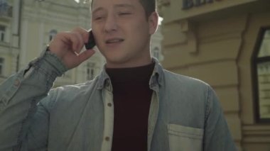Telefonda konuşan neşeli adam