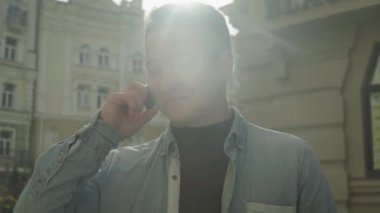 Evet hoş gülümseyen adam