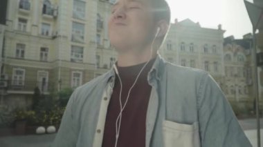 Genç adam coşku ile müzik dinlerken kulaklık