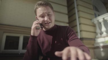 İşadamı bir dizüstü bilgisayar çalışırken Evet