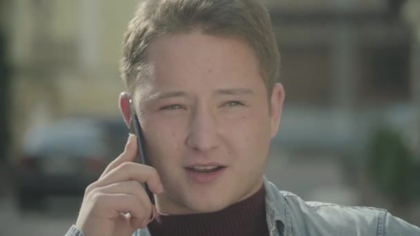 Handsome young man talking on the phone. Face close up — Stock Video