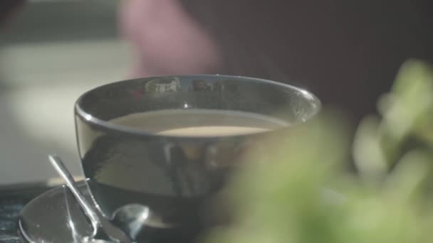 Mani maschili versare lo zucchero nella tazza e mescolare il caffè — Video Stock