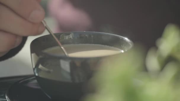 Homme main mélanger le café dans une tasse . — Video