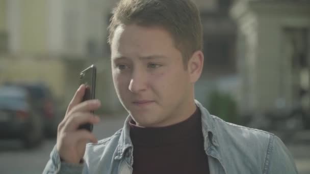 Un hombre guapo hablando por teléfono. Cara de cerca — Vídeos de Stock