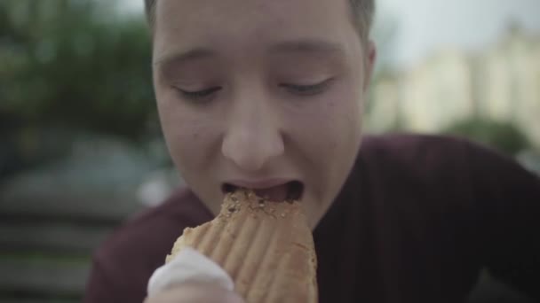 Netter Mann genießt das Sandwich. Gesicht aus nächster Nähe — Stockvideo