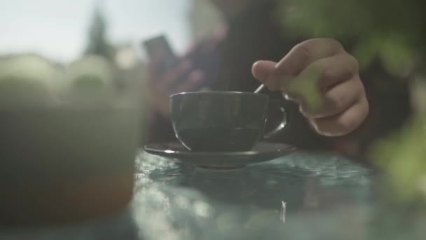 Мужская рука помешивает кофе в чашке . — стоковое видео