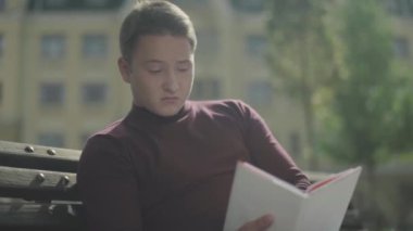 Sürpriz karşısında bir adam açık havada bir kitap okuma