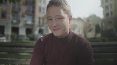 Cipsi yemek için bir iştah ile genç adam