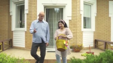 Olgun çift arka bahçesinde. Ağır çekim