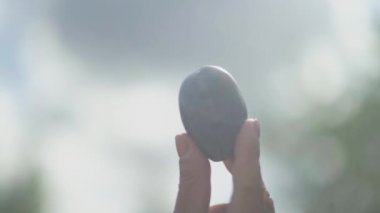 Erkek closeup holding Erik eller