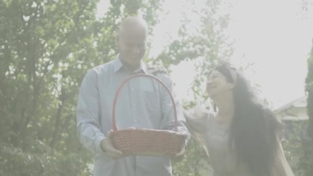 Schönes reifes Paar im Freien — Stockvideo