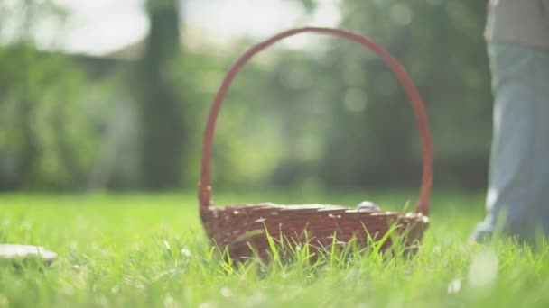 Man en vrouw komen aan de mand en neem het samen. — Stockvideo