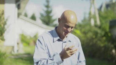 Olgun kel adam açık havada cam şarap içme