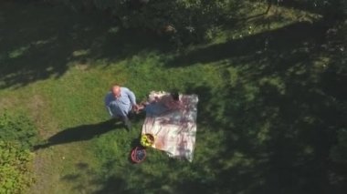 Olgun çift açık biraz dinlen. Drone vurdu.