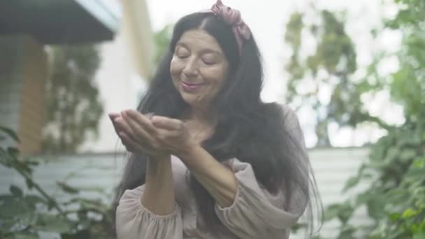 Vecchia donna con mora di rovo nelle palme — Video Stock