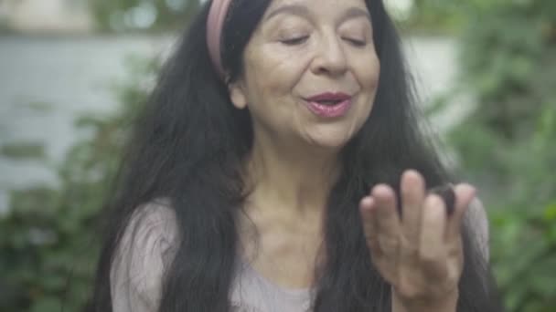 成熟した女性は、ブラックベリーを食べる — ストック動画
