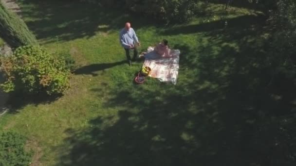 Mature couple at picnic outdoor. Shot from drone. — Stock Video