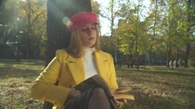 Şık Bayan Park kitap okuma