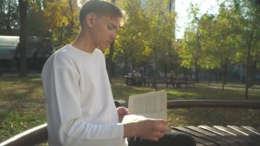 Genç adam okuma park kitap