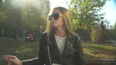 Kitap genç kadınla parkta sigara içiyor