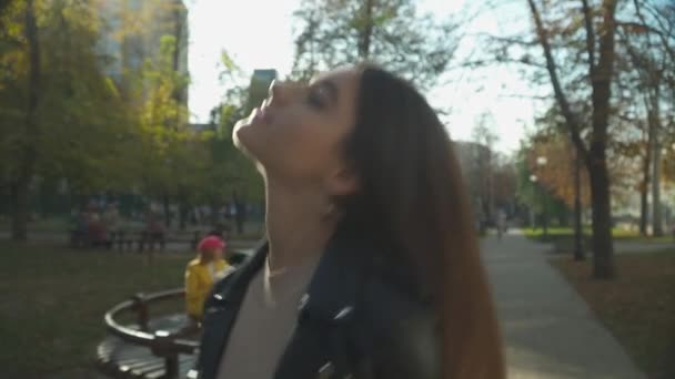 Hübsche Dame spaziert im Park — Stockvideo