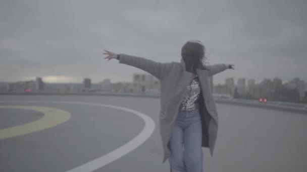 Dívka Rozpřaženýma Chodí Hřišti Větrném Počasí Venku Dívka Větrném Počasí — Stock video