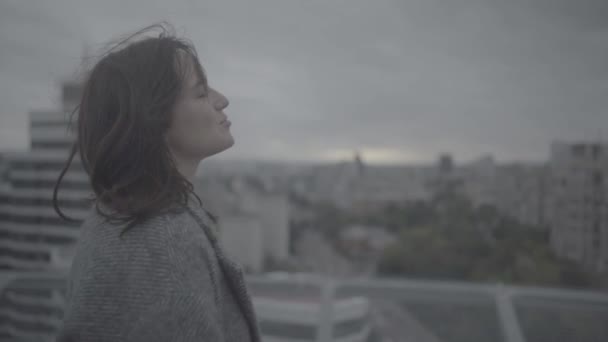 Young girl looks at a beautiful view of the city. Slow motion, s-log, ungraded — Stock Video