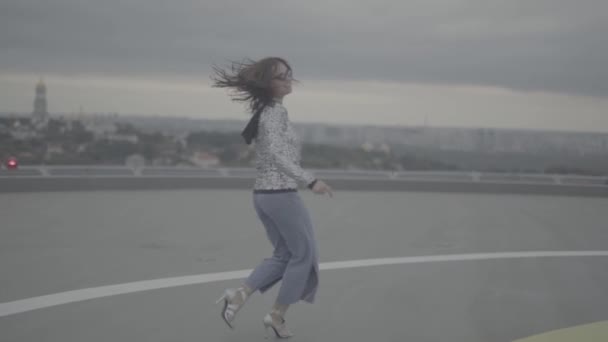 A fiatal hölgy, spinning a szabadban. Lassú mozgás, s-log, Osztályozatlan — Stock videók