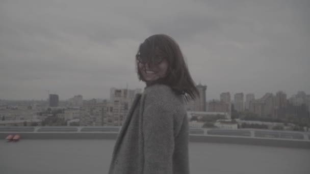 Lovely smiling girl on the background of the city. Slow motion, s-log, ungraded — Stock Video