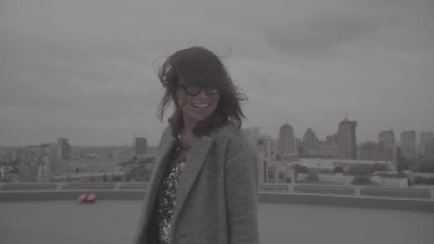 도시 배경 귀여운 웃는 소녀. 슬로우 모션, s-로그, ungraded — 비디오