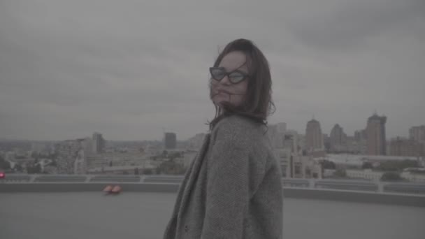 Lächeln Cutie auf dem Hintergrund der Stadt. Zeitlupe, s-log, ungraded — Stockvideo