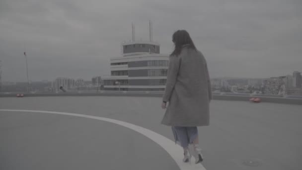 Linda chica camina con viento al aire libre. Cámara lenta, s-log, sin clasificar — Vídeos de Stock