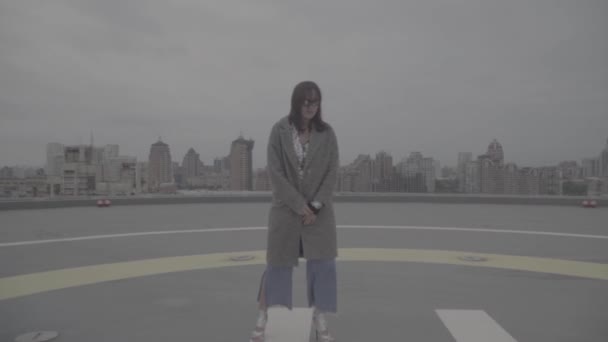 Lovely girl goes on the background of the city view. Slow motion, s-log — Stock Video