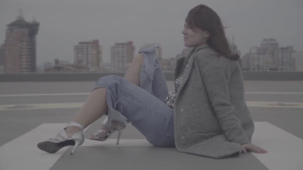 Beautiful girl on the view of city on background. Slow motion, s-log — Stock Video