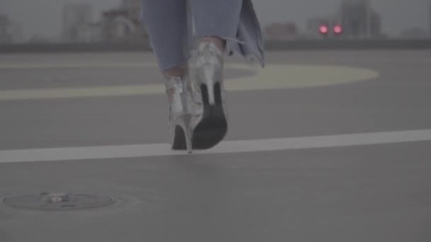 Legs of a girl in heeled sandals walks on the view of city on background. S-log — Stock Video