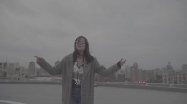 Esmer şehir manzaralı arka plan üzerinde gider. Ağır çekim, s-yetersiz günlük,