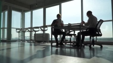 İki adam büyük ofise çalışma