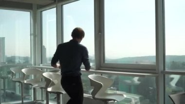 Büyük ofis penceresinde alt gelir