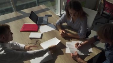 İnsanlar modern Office belgeleriyle çalışma